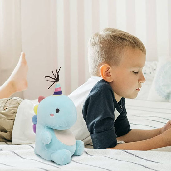Enfant-au-calme-avec-Peluche-dinosaure
