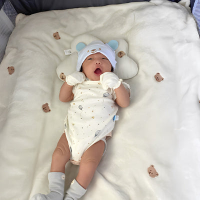 Bébé-couché-sur-une-couverture-bébé-respirant