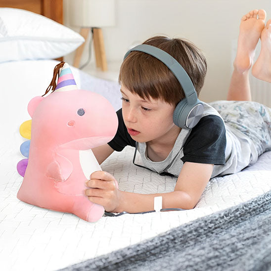 Bébé-ecoute-la-music-avec-Peluche-dinosaure