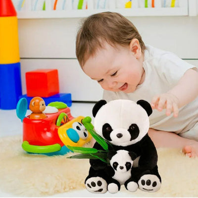 Bébé-joue-avec-doudou-panda