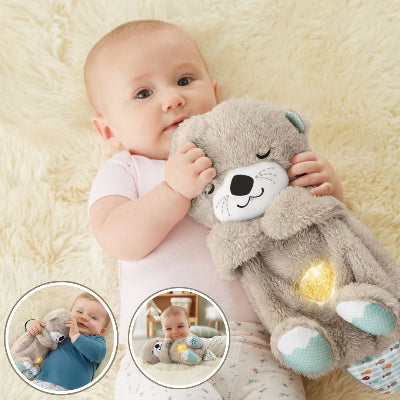 Bébé-tient-son-doudou-loutre