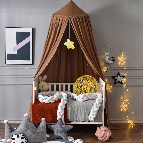 Ciel-de-lit-bébé-marron-pour-emerveiller-la-chambre-de-bébé 