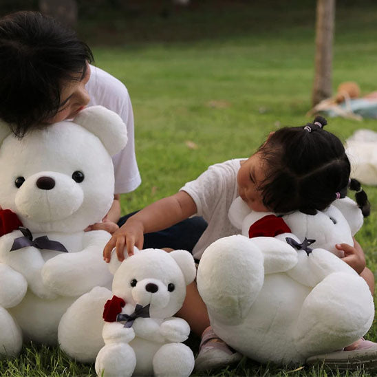 Doudou-ours-blanc-enfant-et maman-jouent-au parc 