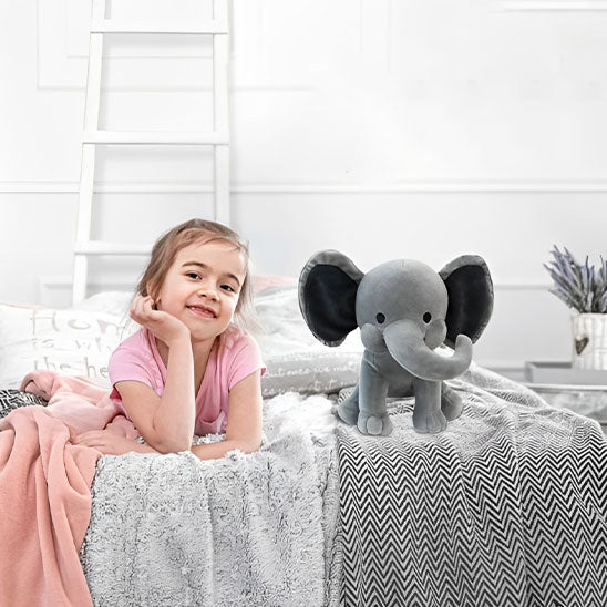 Enfant-couché-avec-Doudou-elephant-gris