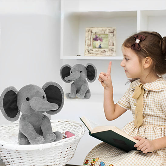 Enfant-jouet-avec-Doudou-elephant
