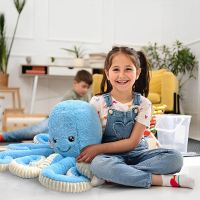 Enfant-joyeuse-avec-Doudou-pieuvre