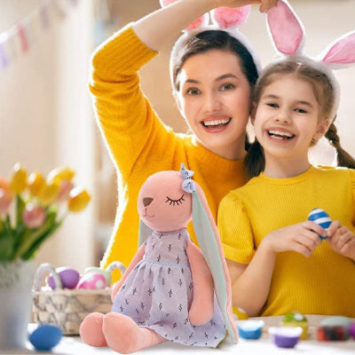 Famille-heureuse-avec-lapin-en-peluche-bleu