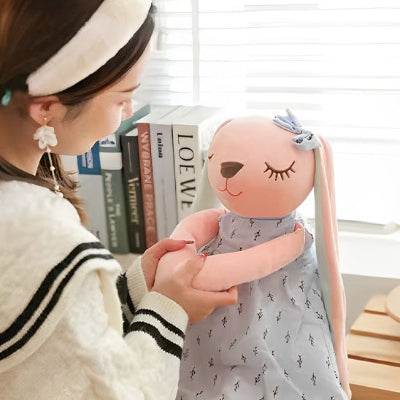 Jolie lapin-en-peluche-bleu- pour-des-moment-agreable