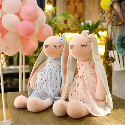 Jolie lapin-en-peluche-rose-et-bleu