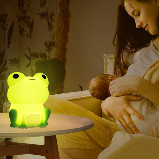Maman-allaite-avec-la-veilleuse_bebe-en-forme-de-grenouille