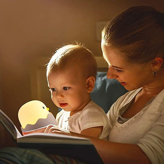 Maman-fait-la-lecture-avec-la-Veilleuse-poussin