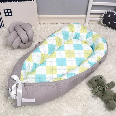 reducteur-de-lit-bebe-bleu-carreaux