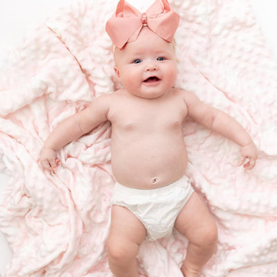 bebe-allonge-sur-sa-couverture-bebe-rose