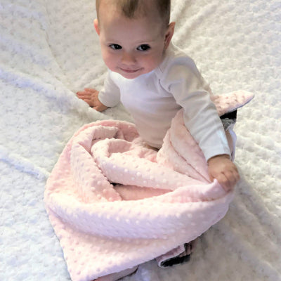 bebe-assise-sur-sa-couverture-bebe-tout-doux