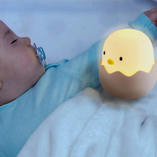 bebe-dort-avec-la-Veilleuse-poussin