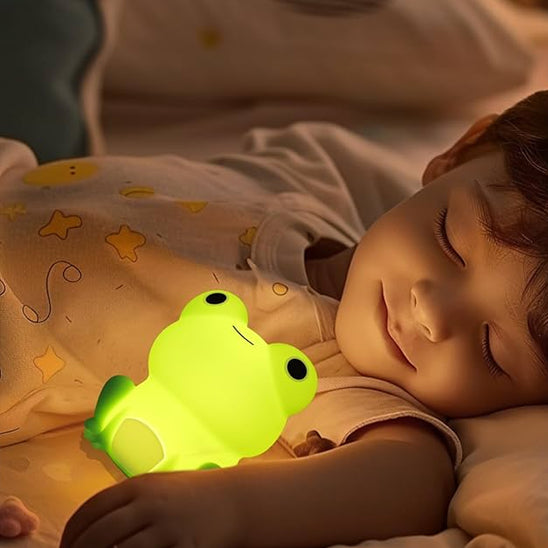 bebe-fait-un-doux-reve-avec-sa-veilleuse_bebe-en-forme-de-grenouille