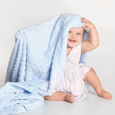 bebe-joyeux-dans-sa-couverture-bebe-bleu