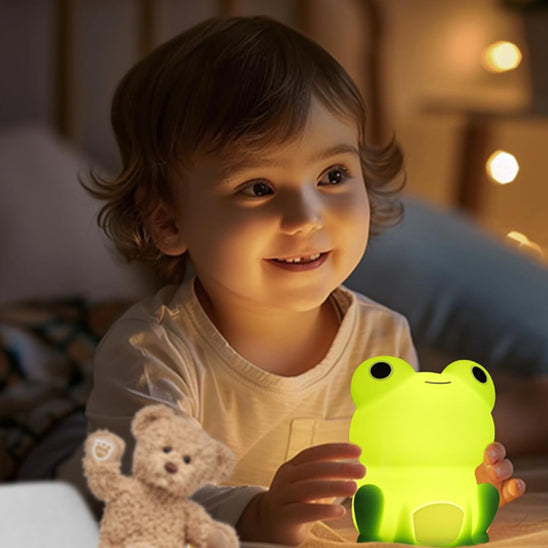 enfant-heureux-avec-la-veilleuse_bebe-en-forme-de-grenouille