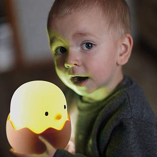 enfant-tient-sa-Veilleuse-poussin