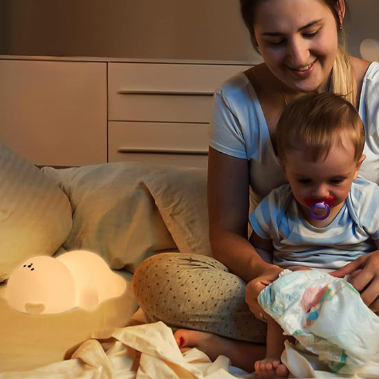 maman-change-la-couche-avec-la-Veilleuse-ours
