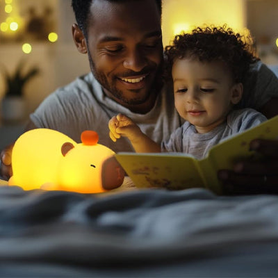 papa-fait-de-la-lecture-avec-la-Veilleuse-bebe-caprybar